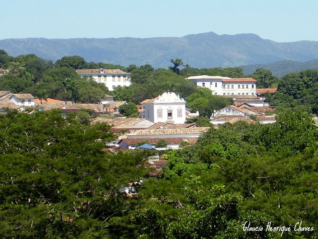 Cidade de Goiás “velho”, antiga Vila Boa, com a Serra Dourada ao fundo