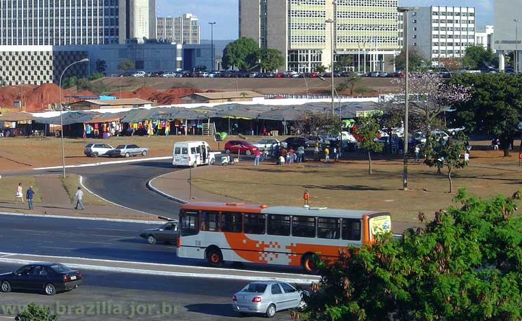 Feira do Touring em frente à plataforma Rodoviária de Brasília em 2005