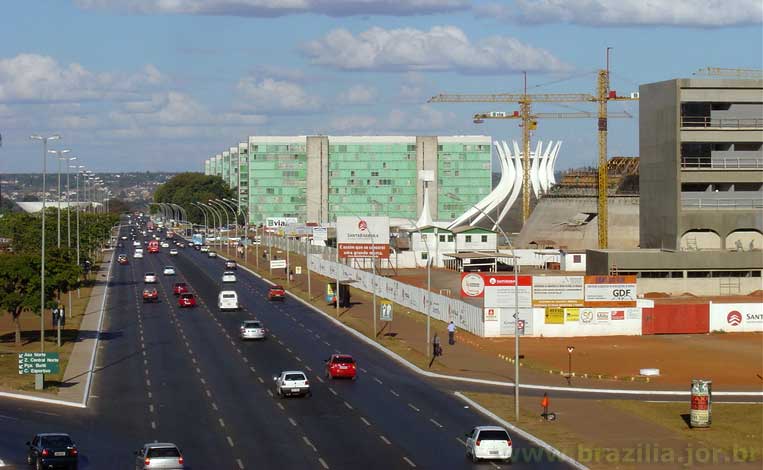 Via S1 do Eixo Monumental durante a construção da Biblioteca Nacional e do Museu de Brasília