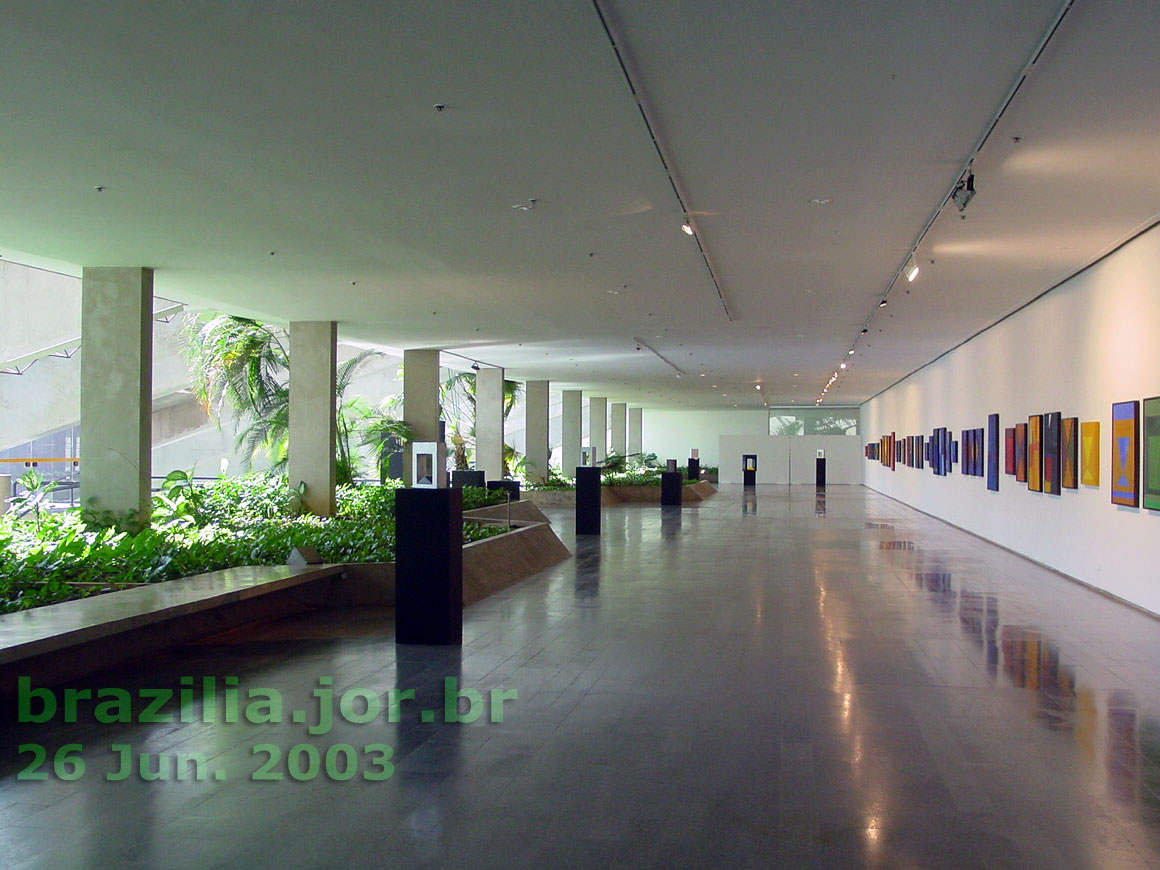 Lado norte do mezzanino do foyer da sala Villa Lobos (lado oeste do Teatro Nacional de Brasília): um dos diversos espaços utilizados para exposições