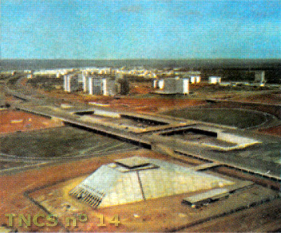 Teatro Nacional de Brasília no vazio em torno da Rodoviária, no início dos anos 60