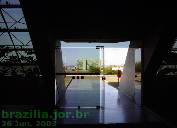 Esplanada dos ministérios vista desde o foyer da Sala Martins Pena, lado leste do Teatro Nacional de Brasília