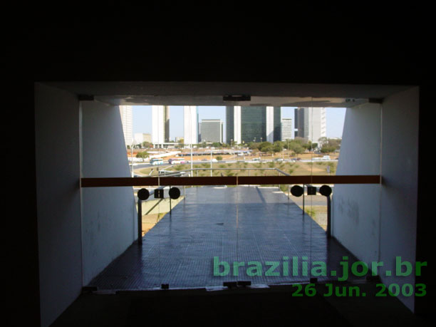 Rampa de gala do Teatro Nacional de Brasília, vista desde o hall dos elevadores