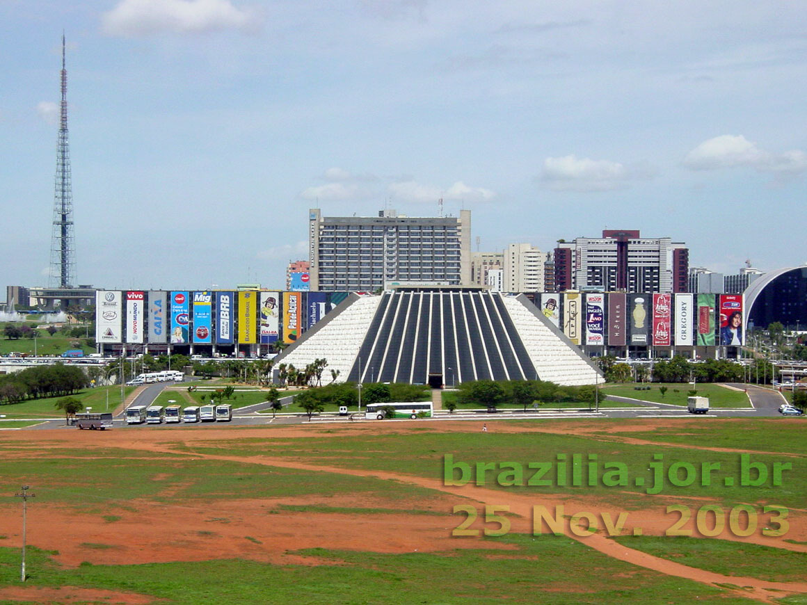 Face leste do Teatro Nacional de Brasília, com o "vazio cultural" em primeiro plano: espaço destinado ao Music Hall, Cinemas e Mini Planetário