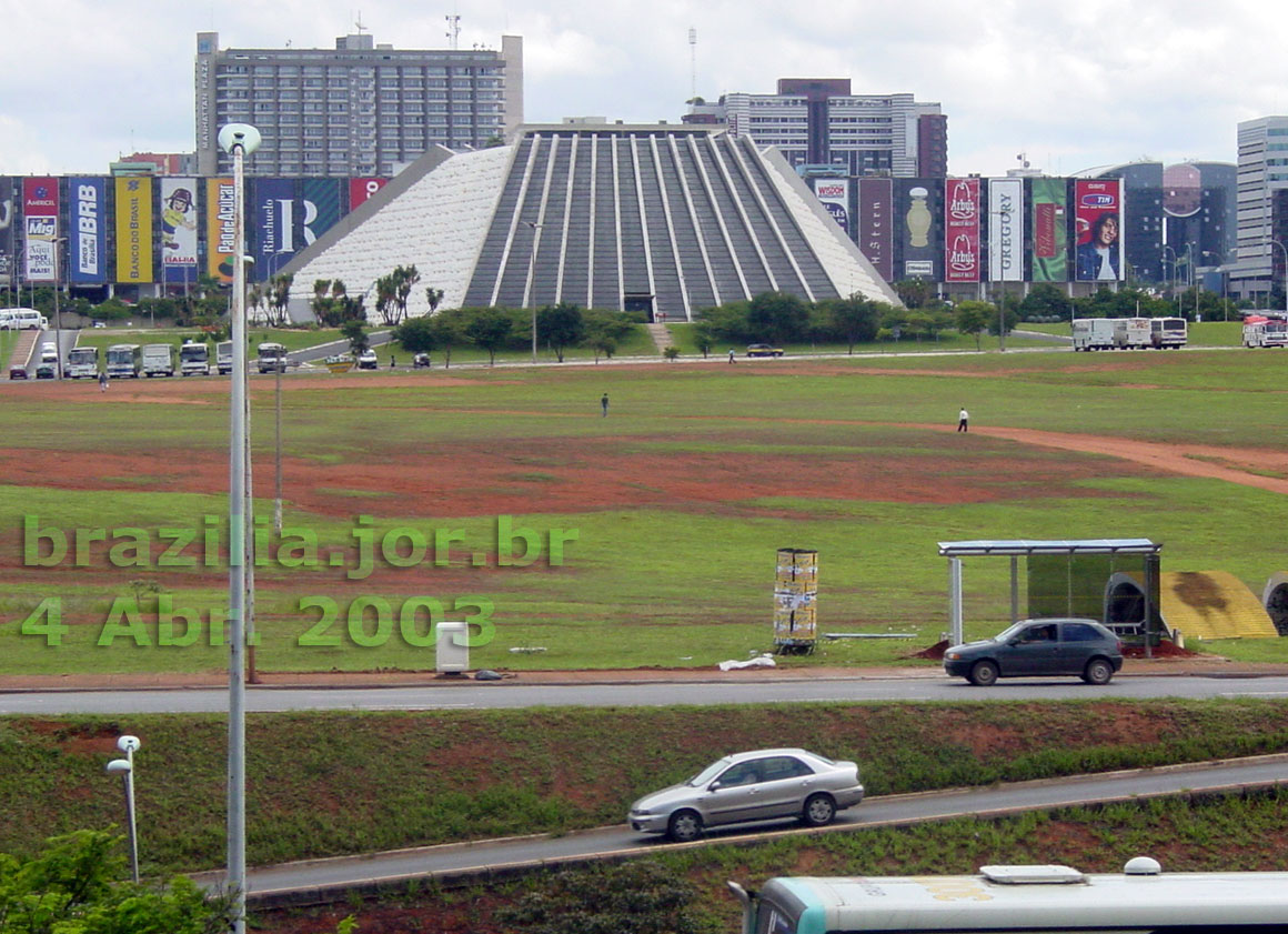 Outra vista da face leste do Teatro Nacional de Brasília, com o "vazio cultural" em primeiro plano: espaço destinado ao Music Hall, Cinemas e Mini Planetário