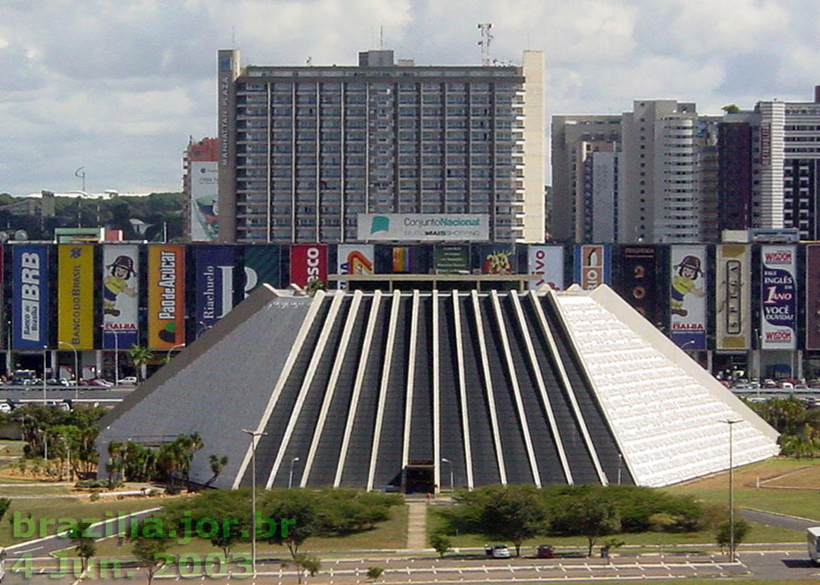 Fachada leste  entrada da Sala Martins Pena  do Teatro Nacional de Brasília, vista da Esplanada dos Ministérios