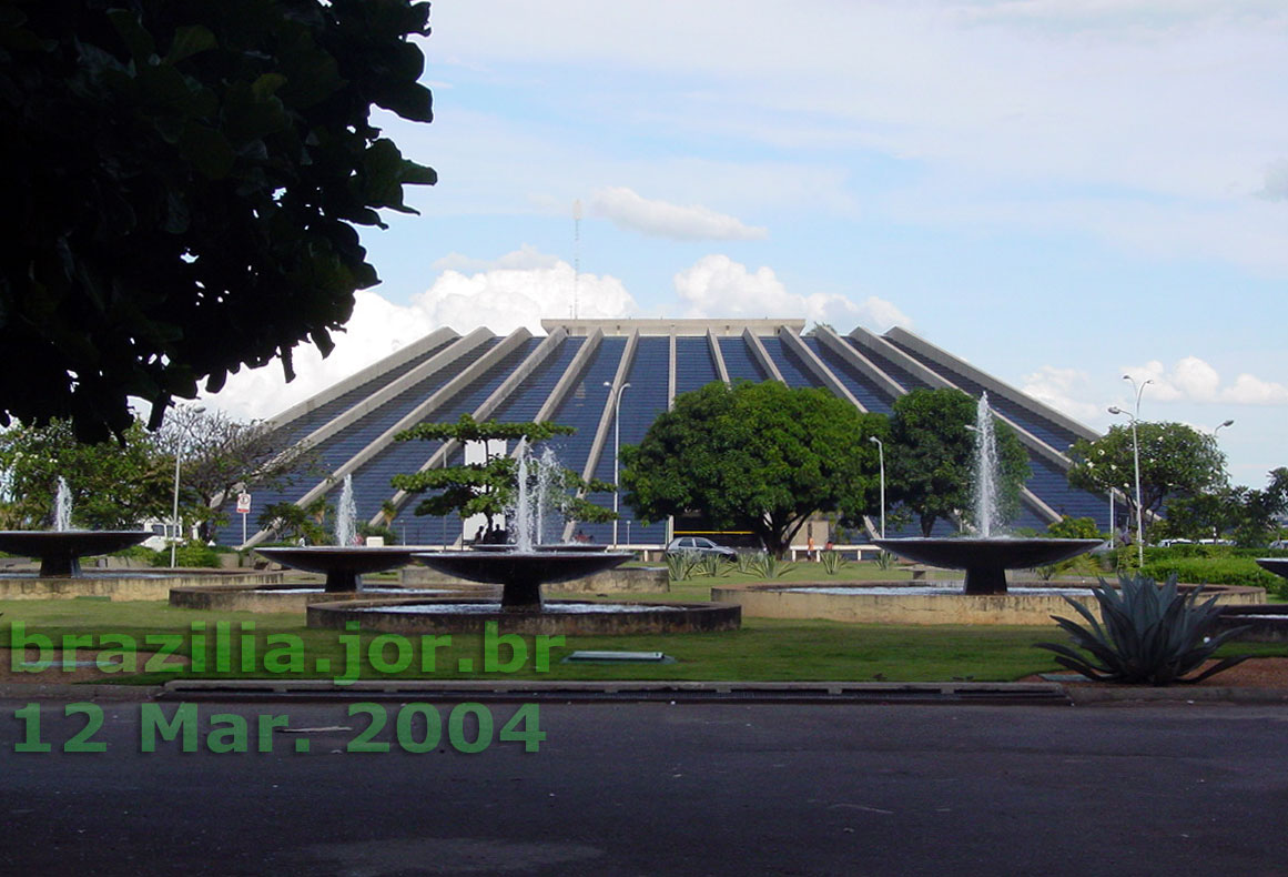 Fachada oeste do Teatro Nacional de Brasília, vista da praça sobre a plataforma superior da Rodoviária