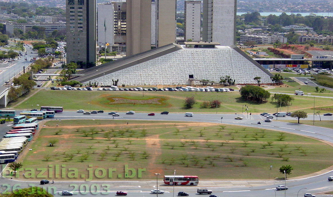 Fachada sul do Teatro Nacional de Brasília: rampa de gala, acesso aos elevadores para o restaurante panorâmico no terraço