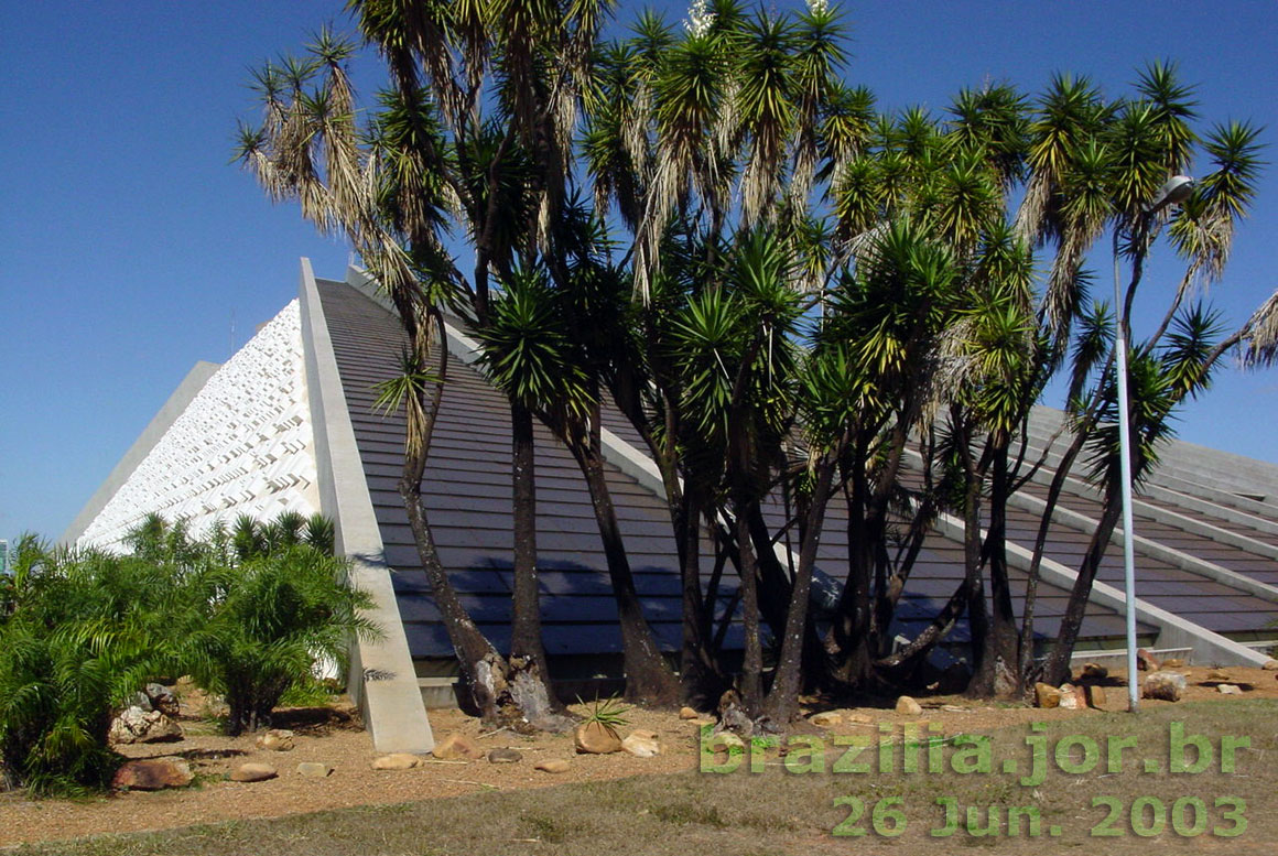 Jardim externo de Burle Marx no canto oeste / norte (NW) do Teatro Nacional de Brasília