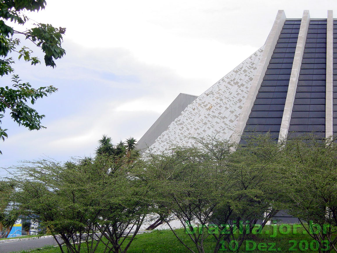 Face sul do Teatro Nacional de Brasília, vista desde o jardim leste, do projeto paisagístico de Burle Marx