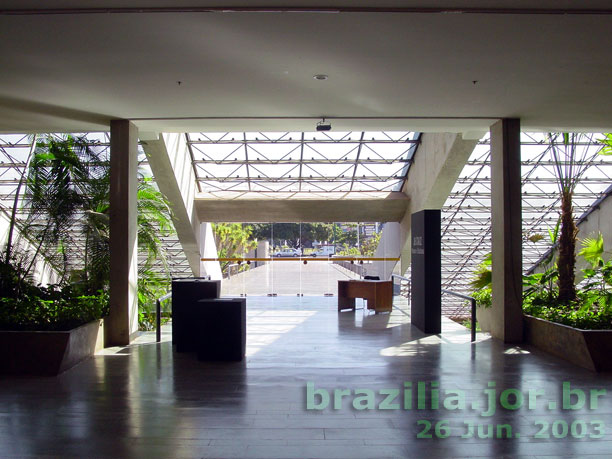 Passarela de ligação do Teatro Nacional de Brasília à plataforma superior da Rodoviária, visto desde o mezzanino da Sala Villa Lobos