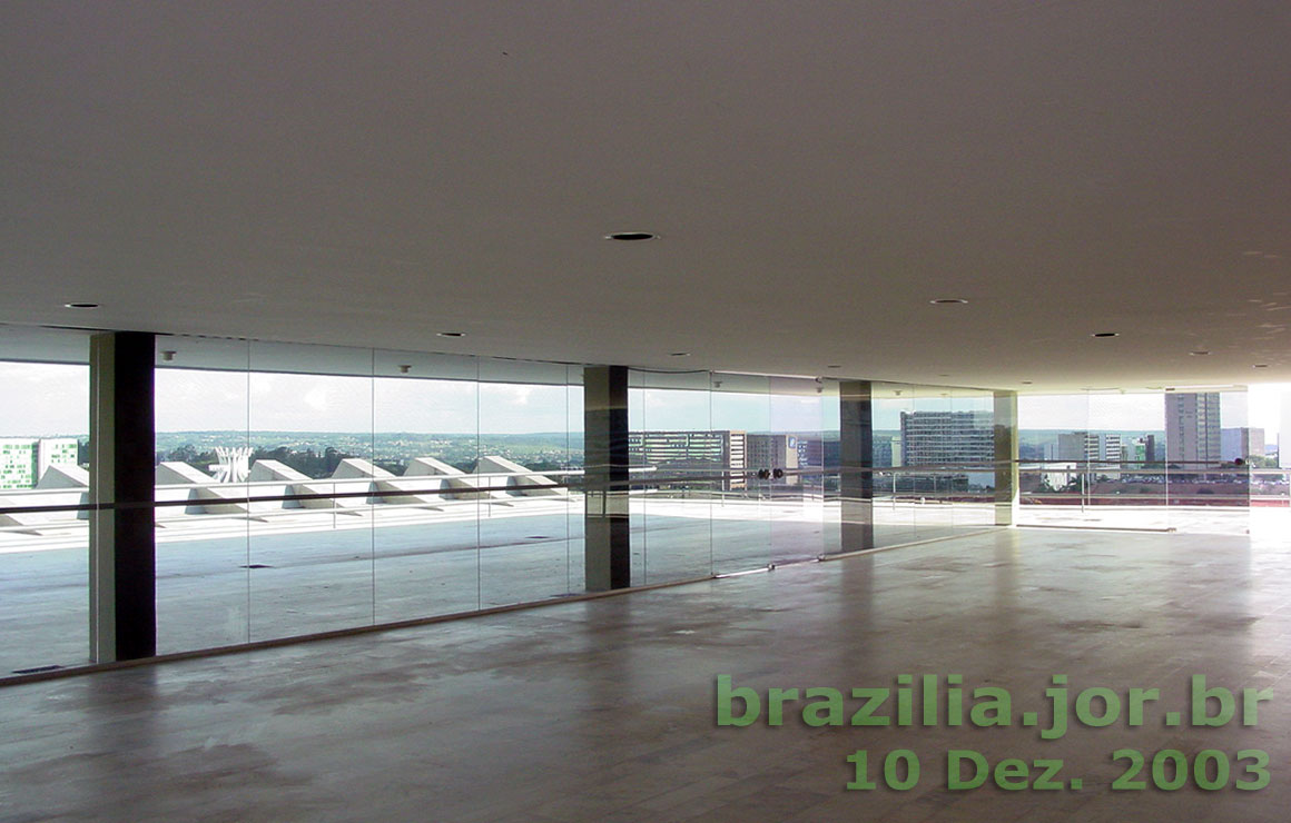 Área envidraçada do pequeno restaurante ou casa de chá no terraço superior do Teatro Nacional de Brasília