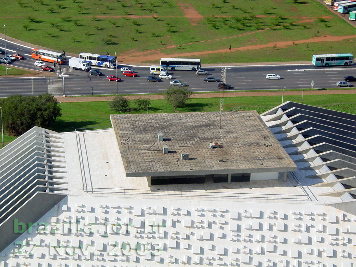 Terraço superior do Teatro Nacional de Brasília visto desde o norte, com a laje do restaurante e sua área externa protegida por corrimãos