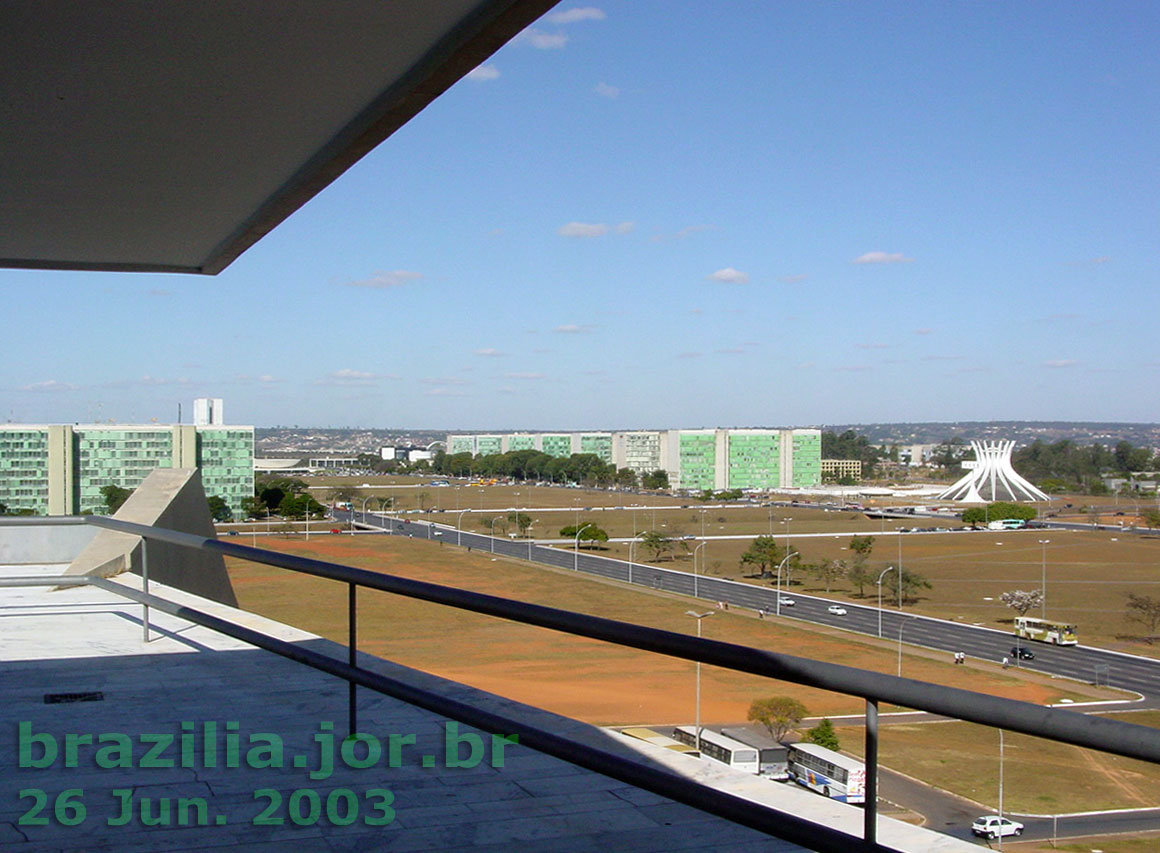Vista da Catedral e da Esplanada dos Ministérios desde o terraço superior do Teatro Nacional de Brasília, originalmente destinado a um restaurante panorâmico ou casa de chá