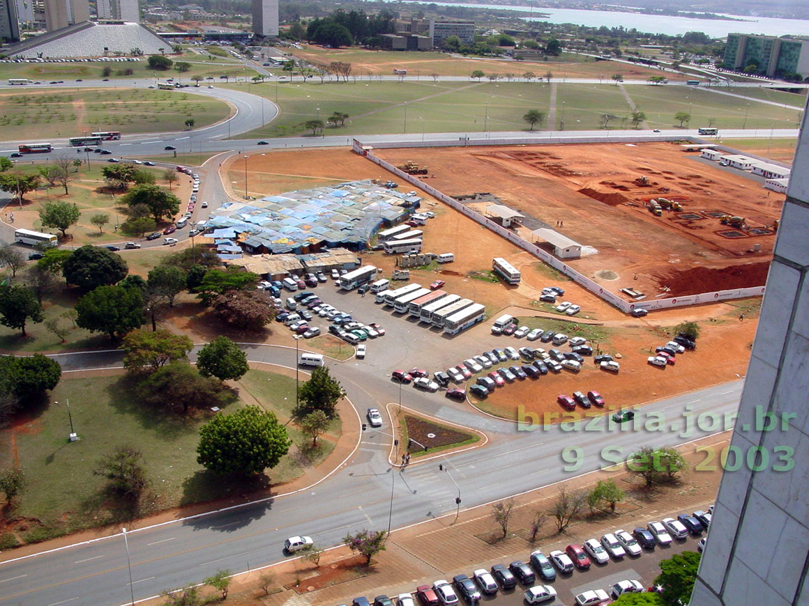 Feira do Touring Clube e obras das fundações da Biblioteca Nacional de Brasília, em Setembro de 2003