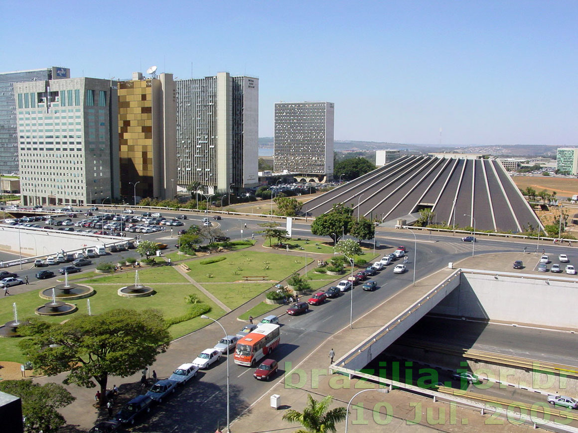 Praça de ligação do Teatro Nacional de Brasília com o Setor de Diversões Norte