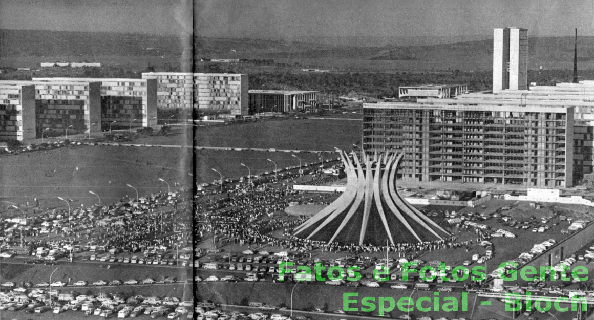 Multidão começando a se formar em torno da Catedral de Brasília para a Missa de corpo presente pelo ex-presidente Juscelino Kubitschek, em Agosto de 1976