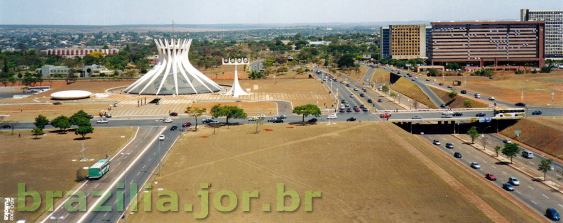 Cruzamento da Via L2 por baixo do Eixo Monumental na Esplanada dos Ministérios, junto à Catedral Metropolitana de Brasília