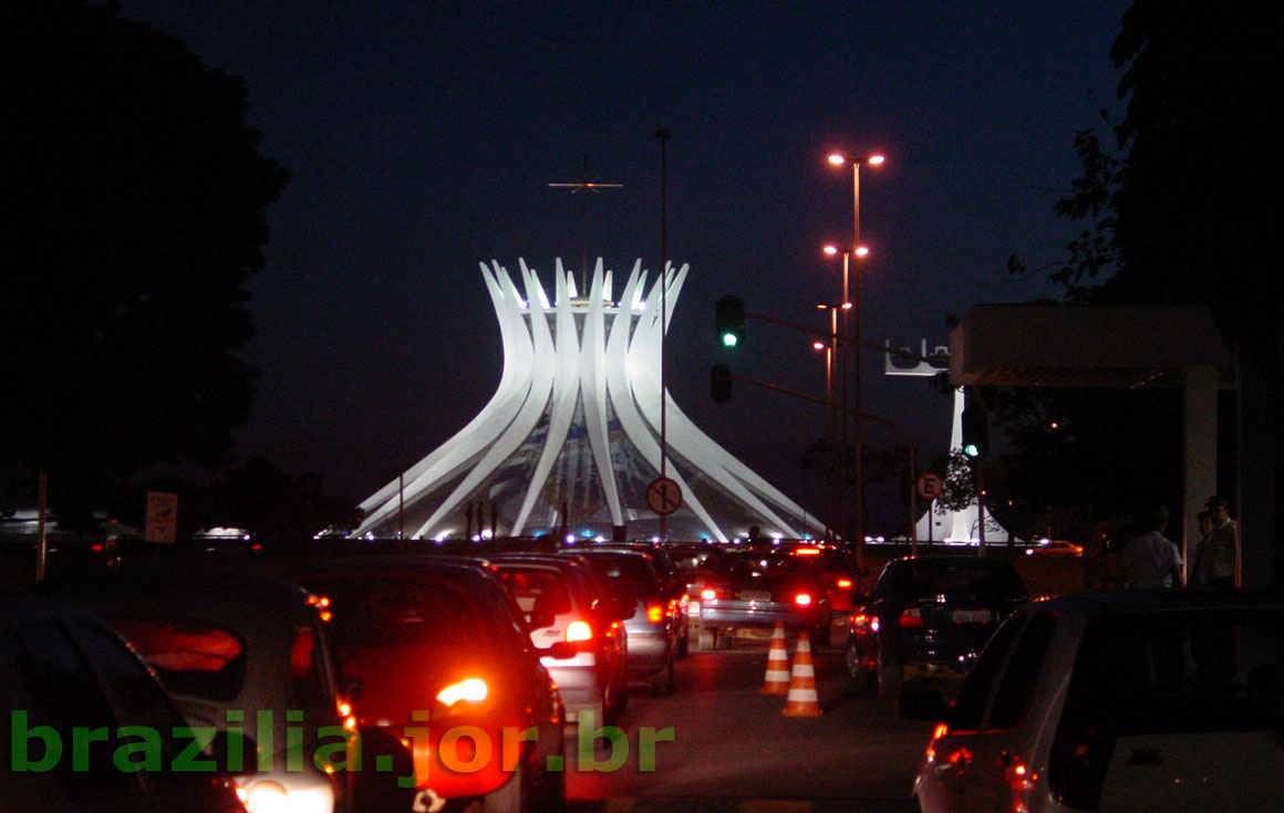 Catedral de Brasília ao anoitecer