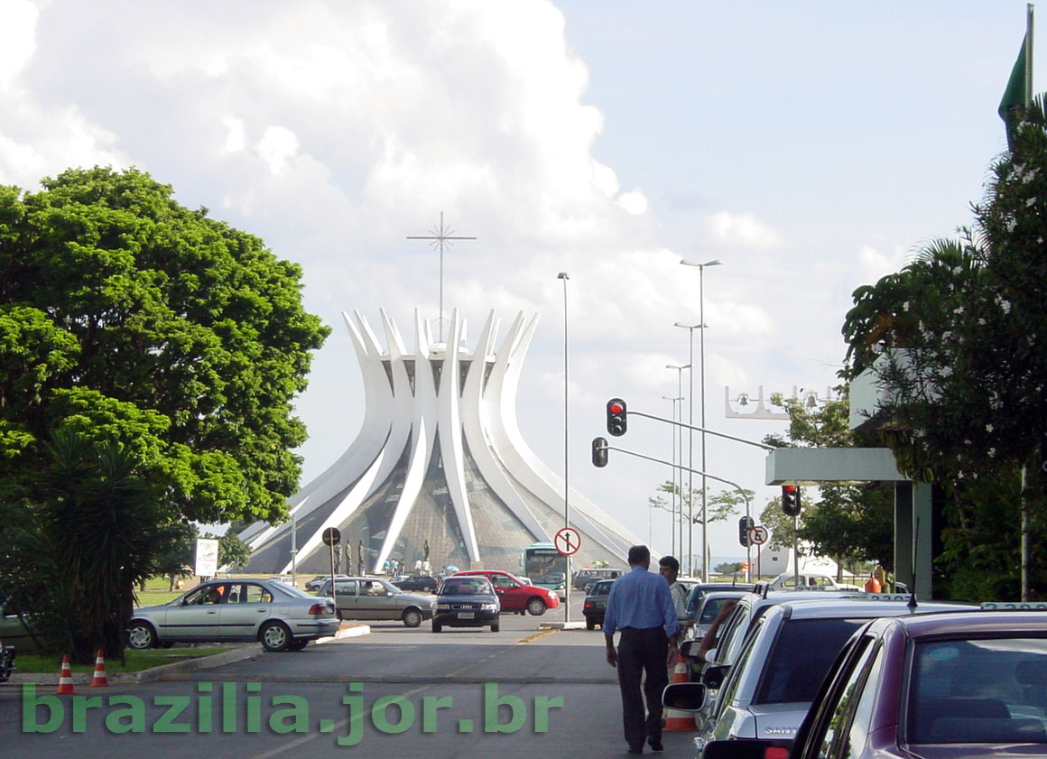 Catedral de Brasília no cotidiano da Esplanada dos Ministérios
