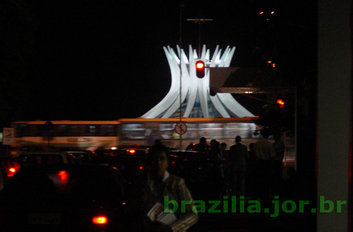 Catedral de Brasília vista desde a Esplanada dos Ministérios: Jornalistas aguardam ministro na entrada privativa do MDIC ao anoitecer