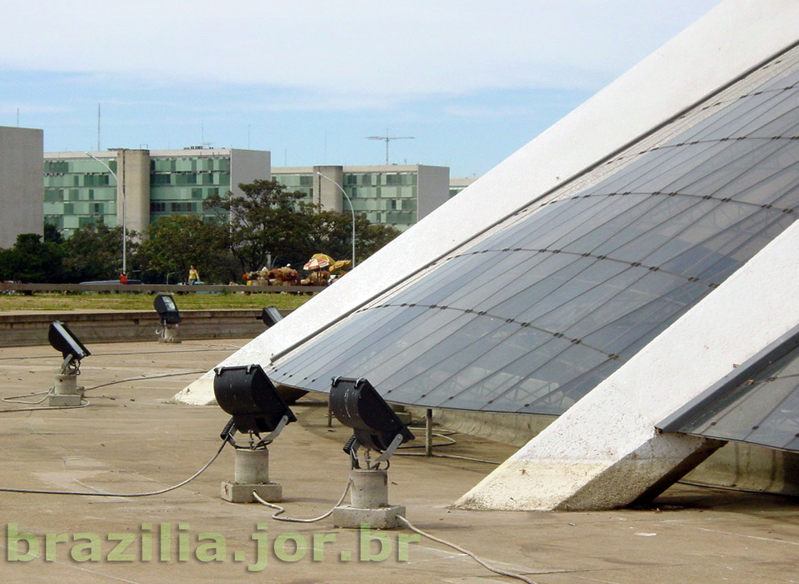 Base da cúpula da Catedral de Brasília, no espelho d'água (esvaziado para manutenção)