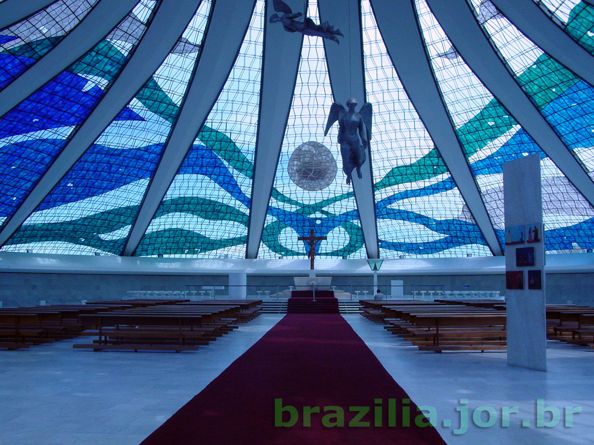 Altar principal da Catedral de Brasília, visto da entrada: vitrais e anjos suspensos