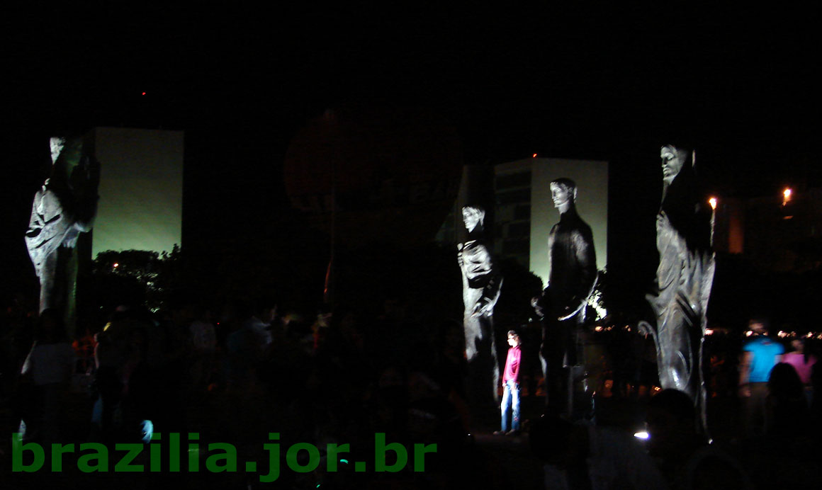 Iluminação noturna dos Evangelistas na entrada da Catedral de Brasília