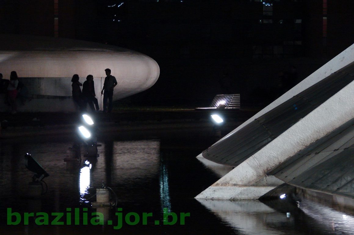 Vista noturna do espelho d'água e sistema de iluminação da Catedral de Brasília