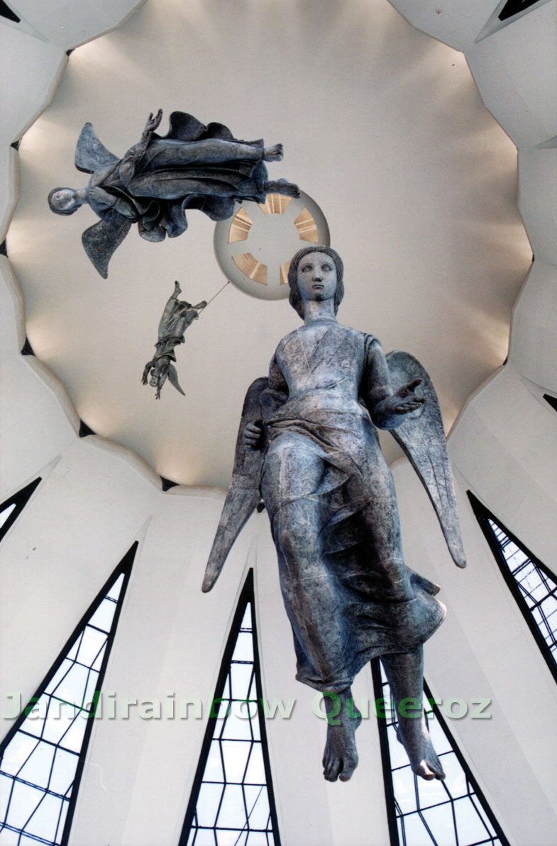 Detalhe dos Anjos contra a laje no teto da Catedral de Brasília