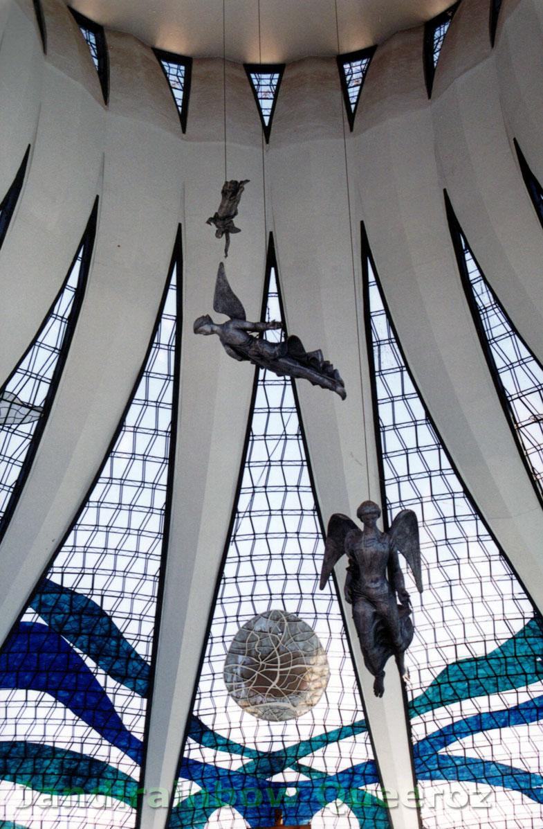 Os Anjos suspensos do teto da Catedral de Brasília