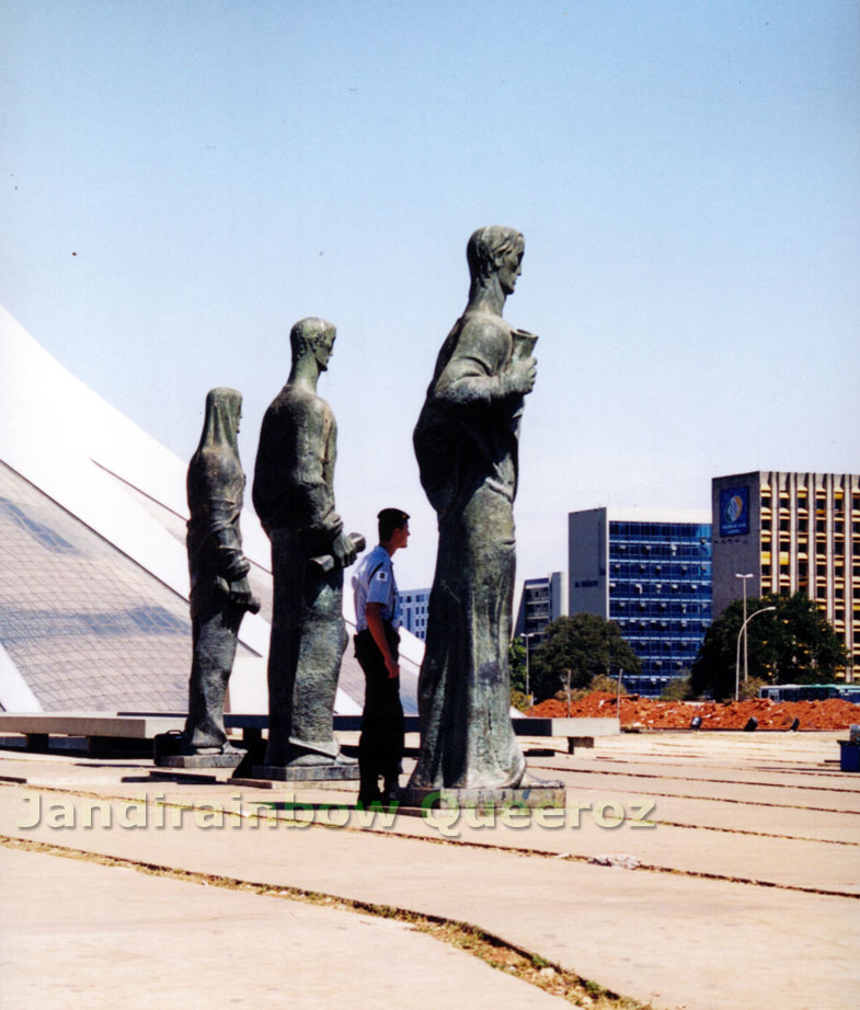 Estátuas dos Evangelistas, na entrada da Catedral de Brasília