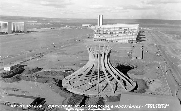 Vista aérea da Catedral de Brasília na época da construção da cidade