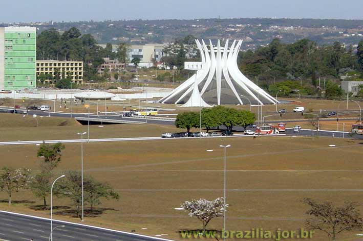 Catedral e vegeta&ccedil;&atilde;o da Esplanada dos Minist&eacute;rios no Inverno (seca)