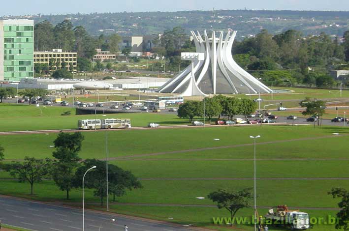 Catedral e vegeta&ccedil;&atilde;o da Esplanada dos Minist&eacute;rios na Primavera