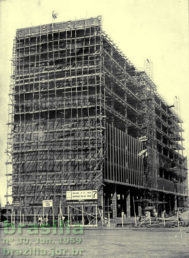 Colocação das esquadrias nas estruturas metálicas dos prédios da Esplanada dos Ministérios, em meados em 1959