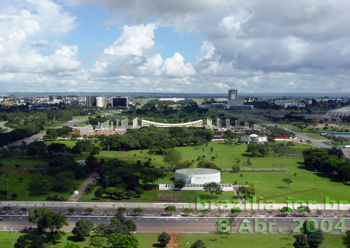 Obras de ampliação do Centro de Convenções de Brasília, em 2004, em torno do prédio original