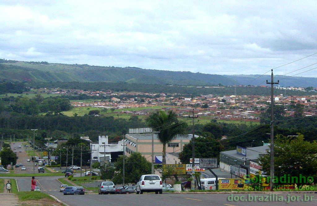 Sobradinho (DF), cidade satélite de Brasília, vendo-se ao fundo o prolongamento da chapada da Contagem