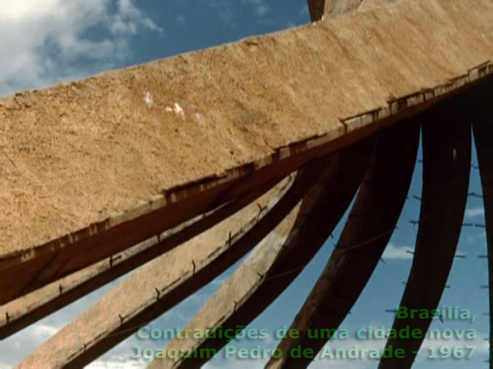 Vergalhões aparentes, para instalação das cúpulas de vidro da Catedral de Brasília por volta de 1967, do filme "Brasília: contradições de uma cidade nova", do cineasta Joaquim Pedro de Andrade