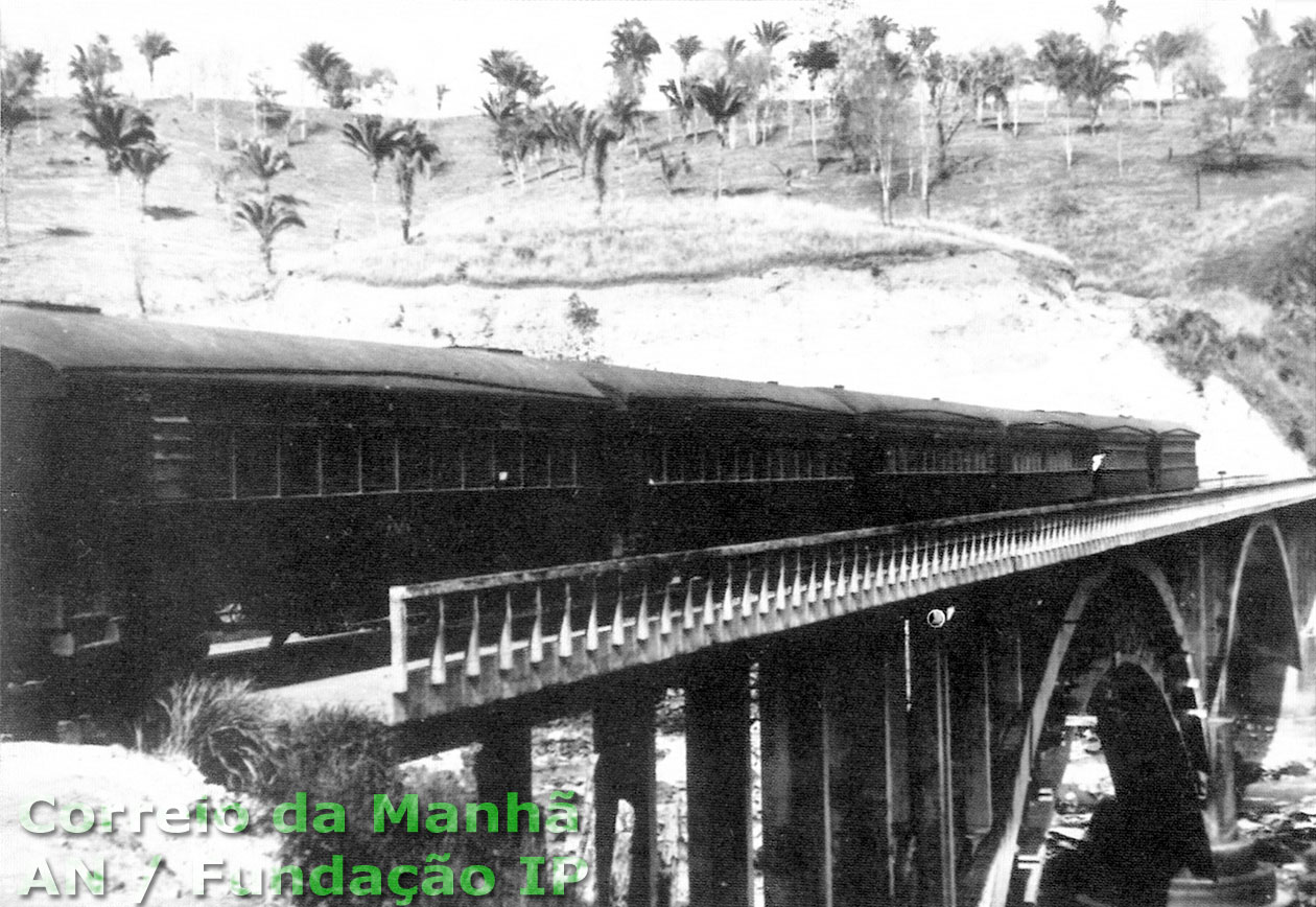 Trem experimental para Brasília cruzando a ponte ferroviária sobre o rio Paranaíba, na divisa entre Minas Gerais e Goiás