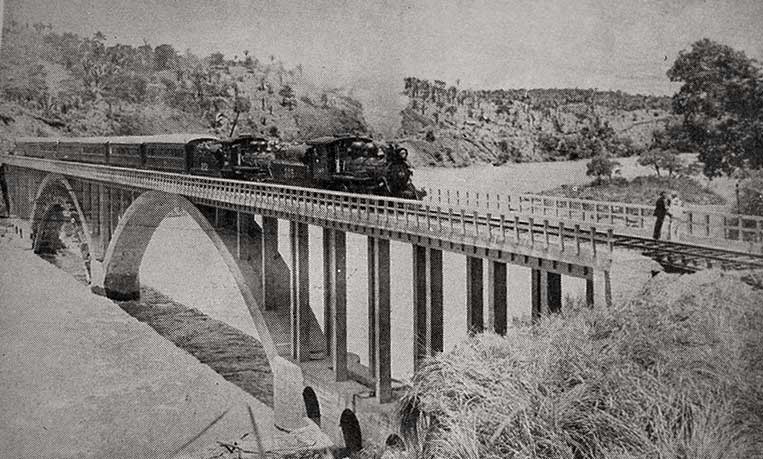 Trem inaugural do trecho Patrocínio (MG) a Ouvidor (GO), da linha tronco de Angra dos Reis para o planalto central, em 1944