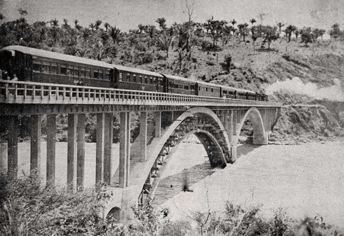 Trem na ponte ferroviária sobre o rio Paranaíba, na inauguração do trecho ferroviário de Patrocínio (MG) a Ouvidor (GO0, em 1944