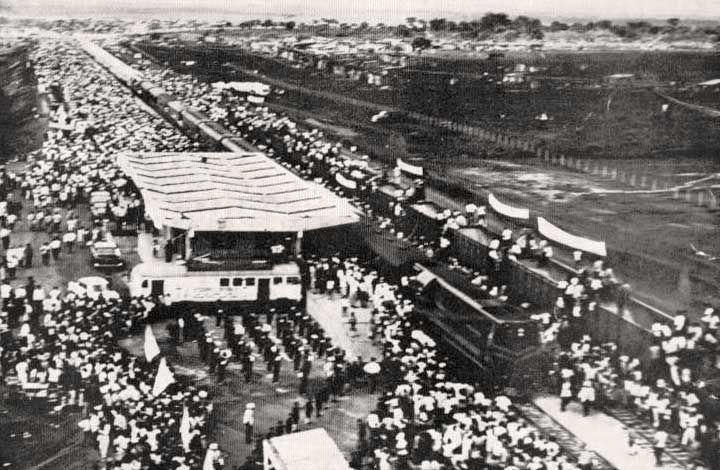 Fotografia aérea dos primeiros trens chegados a Brasília
