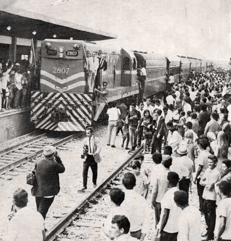Primeiro trem de passageiros em Brasília, tracionado pela locomotiva nº 2807