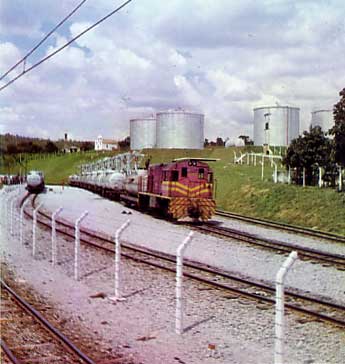 Pátio ferroviário com vagões de combustíveis para Brasília