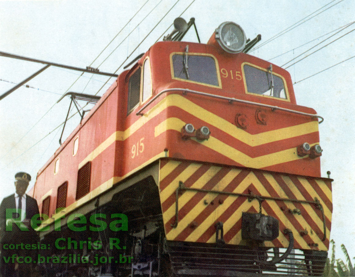 Locomotiva elétrica Metropolitan Vickers nº 915 tracionando o trem "Expresso Brasil Central" na primeira parte do trajeto, a partir de Belo Horizonte