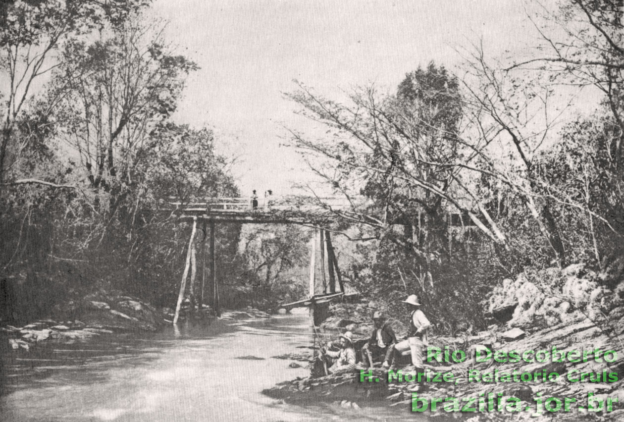 Ponte de madeira sobre o rio Descoberto, fotografado por Henrique Morize, da Comissão Exploradora do Planalto Central — a primeira “Missão Cruls”