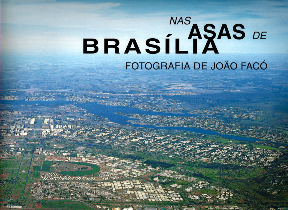 Capa do livro: fotografia aérea de todo lado sul de Brasília, do Cruzeiro até o Lago