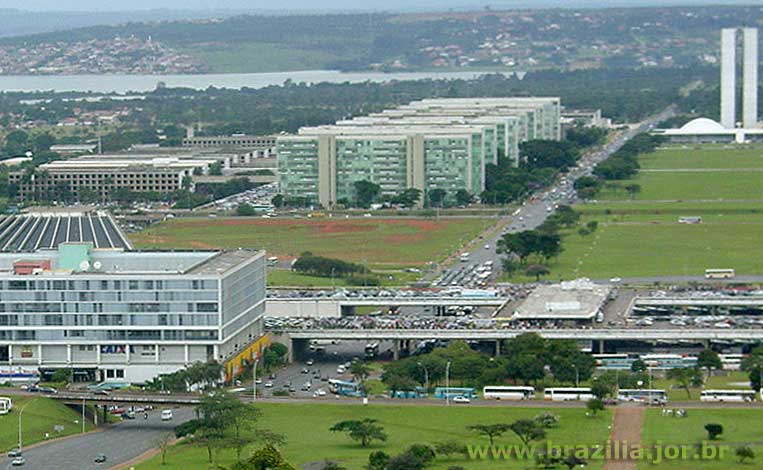 Ministérios, Teatro Nacional e Setor de Diversões, do lado norte do Eixo Monumental de Brasília
