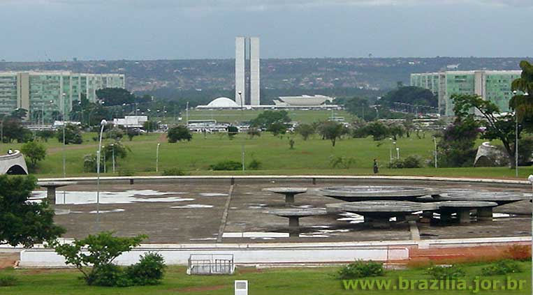 A plataforma Rodoviária de Brasília é quase invisível para quem desce o Eixo Monumental em direção à Esplanada dos Ministérios